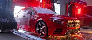 Der Mercedes-Benz wird vor einer Waschanlage abgebildet, symbolisch für Shell Car Care und Shell Car Wash.