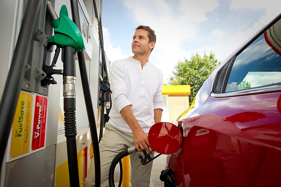 Ein Kunde betankt sein Auto mit Shell Kraftstoff
