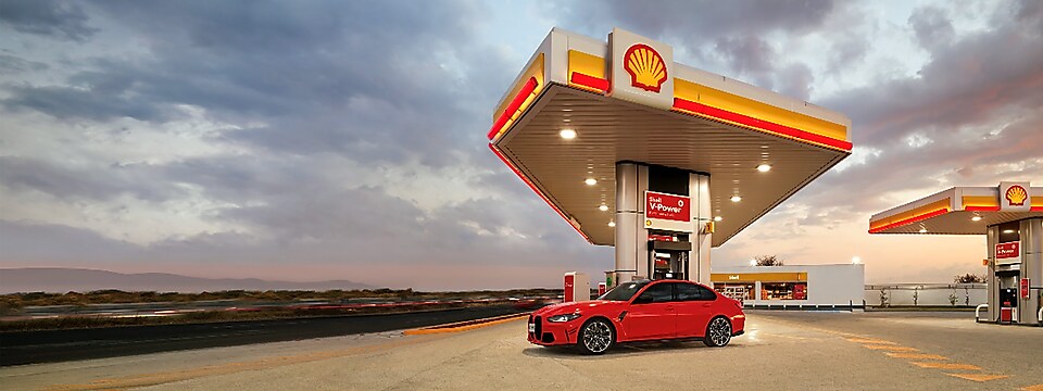 BMW M steht vor einer Shell Tankstelle