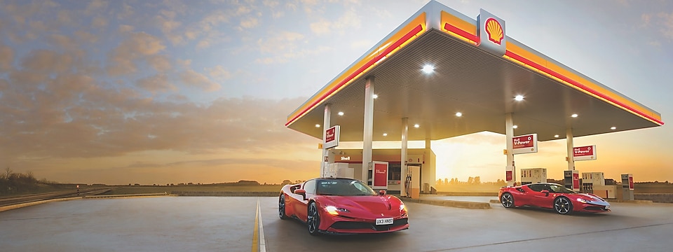 Ferrari stehen auf einer Shell Tankstelle