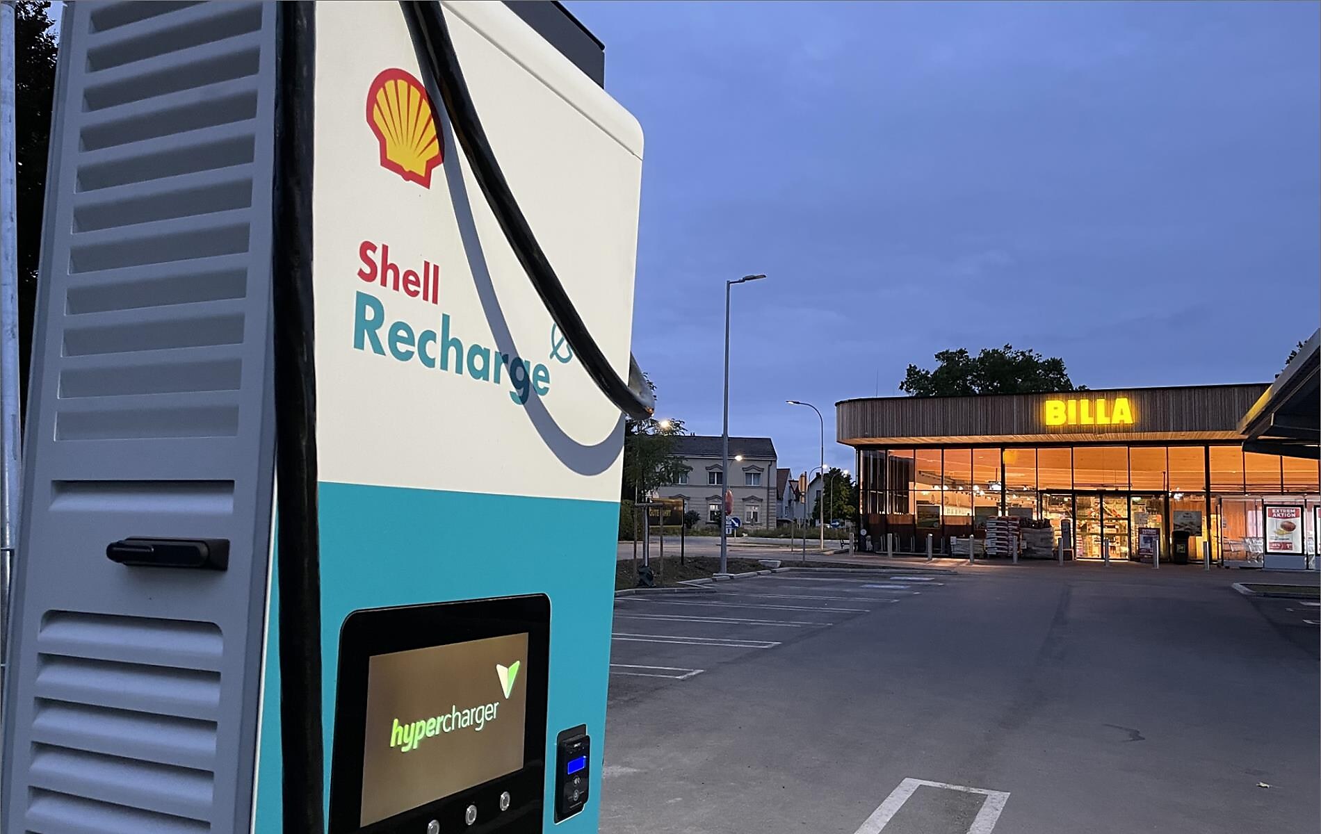Shell Recharge: E-Auto beim Einkaufen laden!