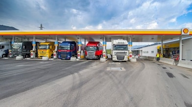 LKW an einer Shell Station