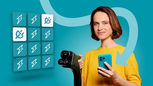 Rothaarige Frau mit gelbem Oberteil vor blauem Hintergrund mit Handy und Ladestecker in der Hand. Auf der linken Seite sind mehrere Kästen mit Blitz- und Ladestecker-Symbol abgebildet, die das Memory Game darstellen sollen.