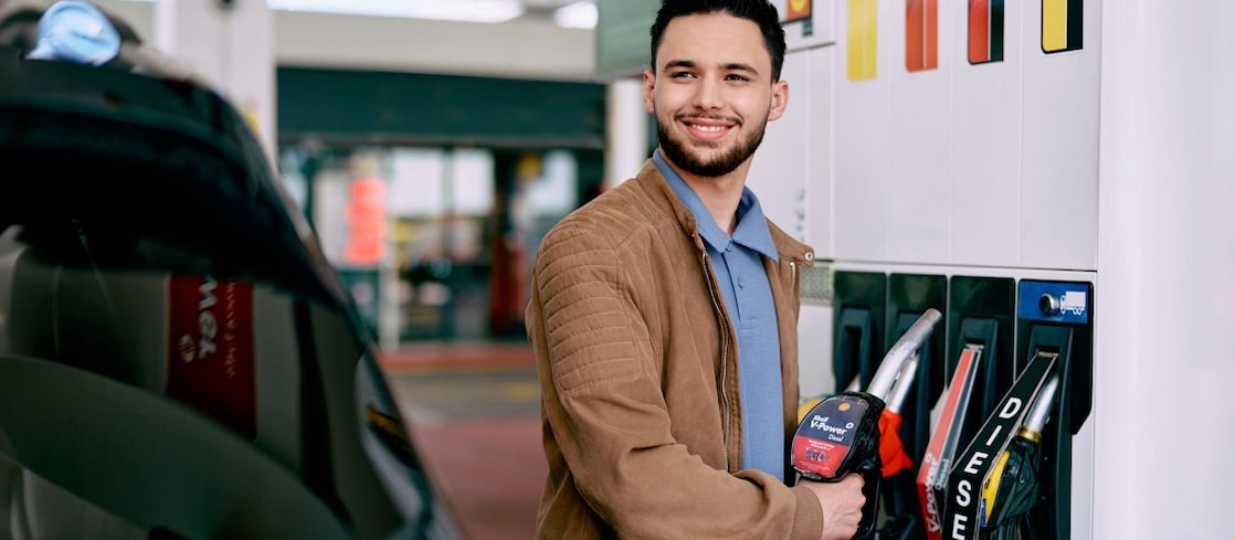 Mann betankt sein Auto an einer Shell Station