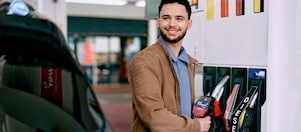 Mann betankt sein Auto an einer Shell Station