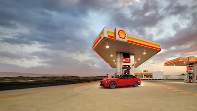 Rotes Auto an der Shell V-Power Zapfsäule