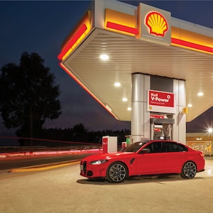 rotes Auto an der Shell V-Power Zapfsäule