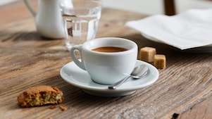 Espresso in einer Shell Café Porzellantasse auf einem Holztisch